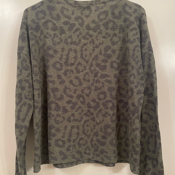 Long sleeve cheetah print top - Picture 2 of 5